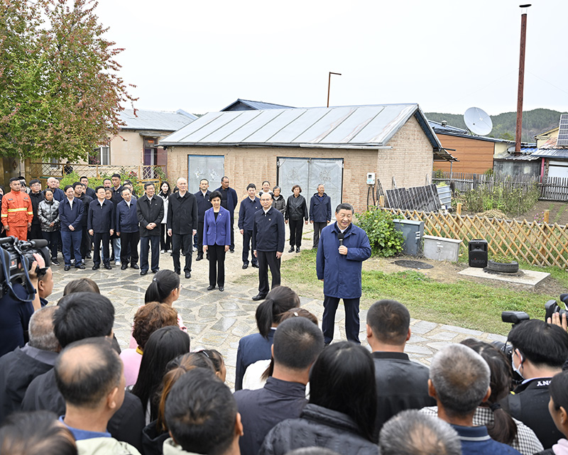 9月6日至8日，中共中央總書(shū)記、國(guó)家主席、中央軍委主席習(xí)近平在黑龍江考察。這是6日下午，習(xí)近平在大興安嶺地區(qū)漠河市北極村考察時(shí)，同當(dāng)?shù)厝罕娪H切交流。