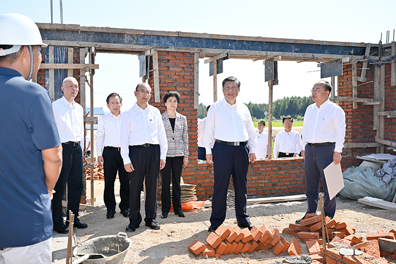 9月6日至8日，中共中央總書(shū)記、國(guó)家主席、中央軍委主席習(xí)近平在黑龍江考察。這是7日上午，習(xí)近平在遭受洪澇災(zāi)害的哈爾濱尚志市老街基鄉(xiāng)龍王廟村，察看水毀房屋重建情況。